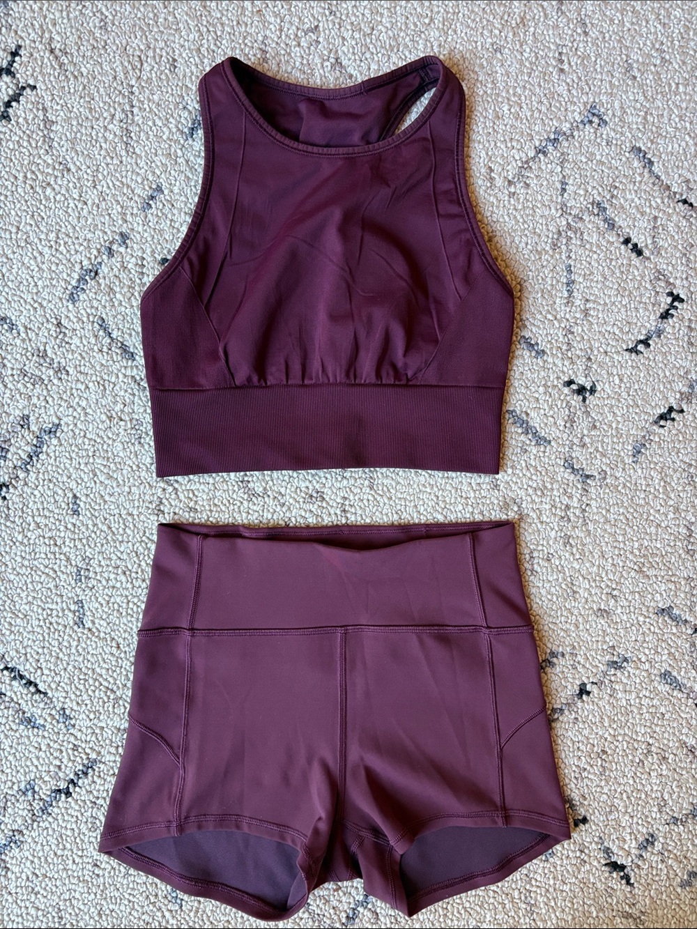 Lululemon set sz 6 Burgundy Power Pivot Tank Bra and Short 2.5